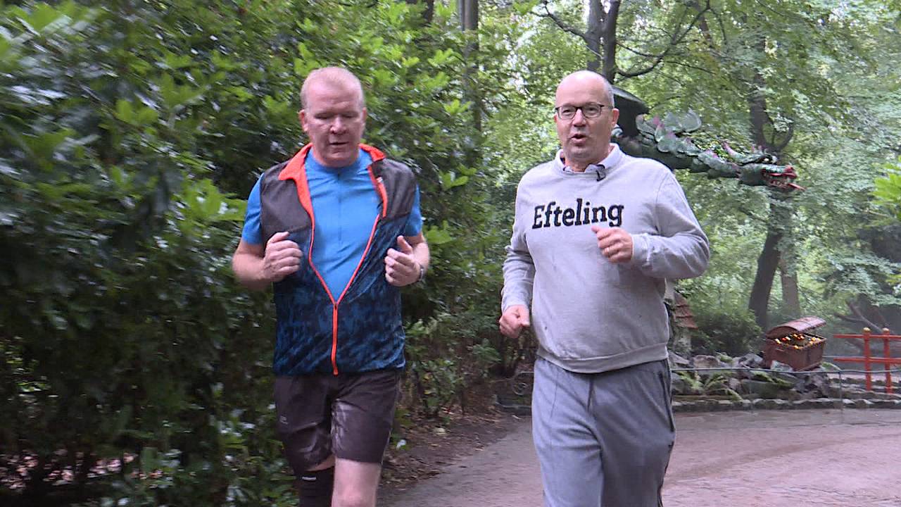 Efteling-directeur Fons Jurgens traint samen met Omroep Brabant-verslaggever Raoul Cartens.