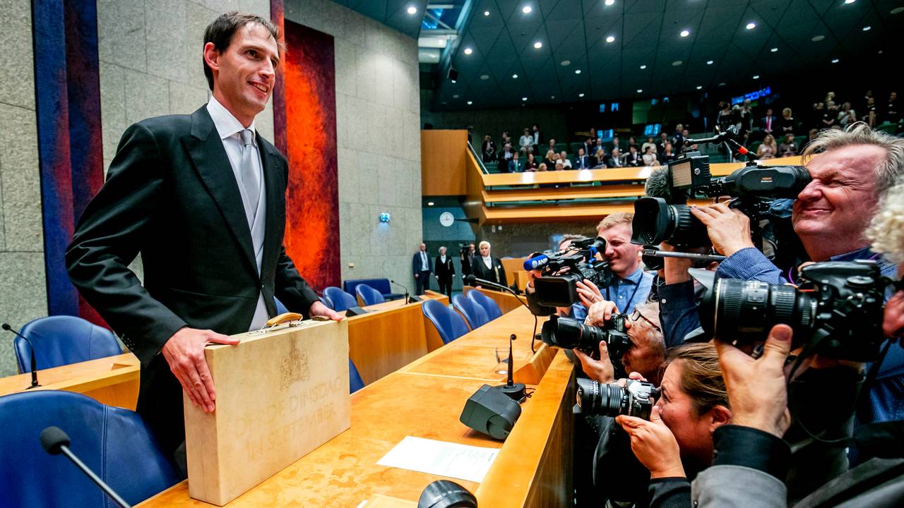 Minister Wopke Hoekstra presenteert het koffertje met de rijksbegroting en miljoenennota. (Foto: ANP)