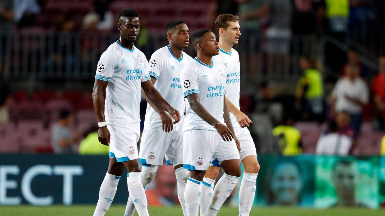 De PSV-spelers druipen af in Camp Nou na 4-0 nederlaag (foto: VI Images).