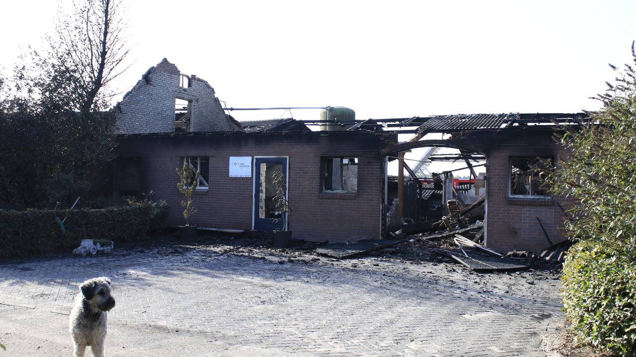 De resten van de boerderij. Bij de brand kwam asbest vrij Foto: Ginopress B.V.