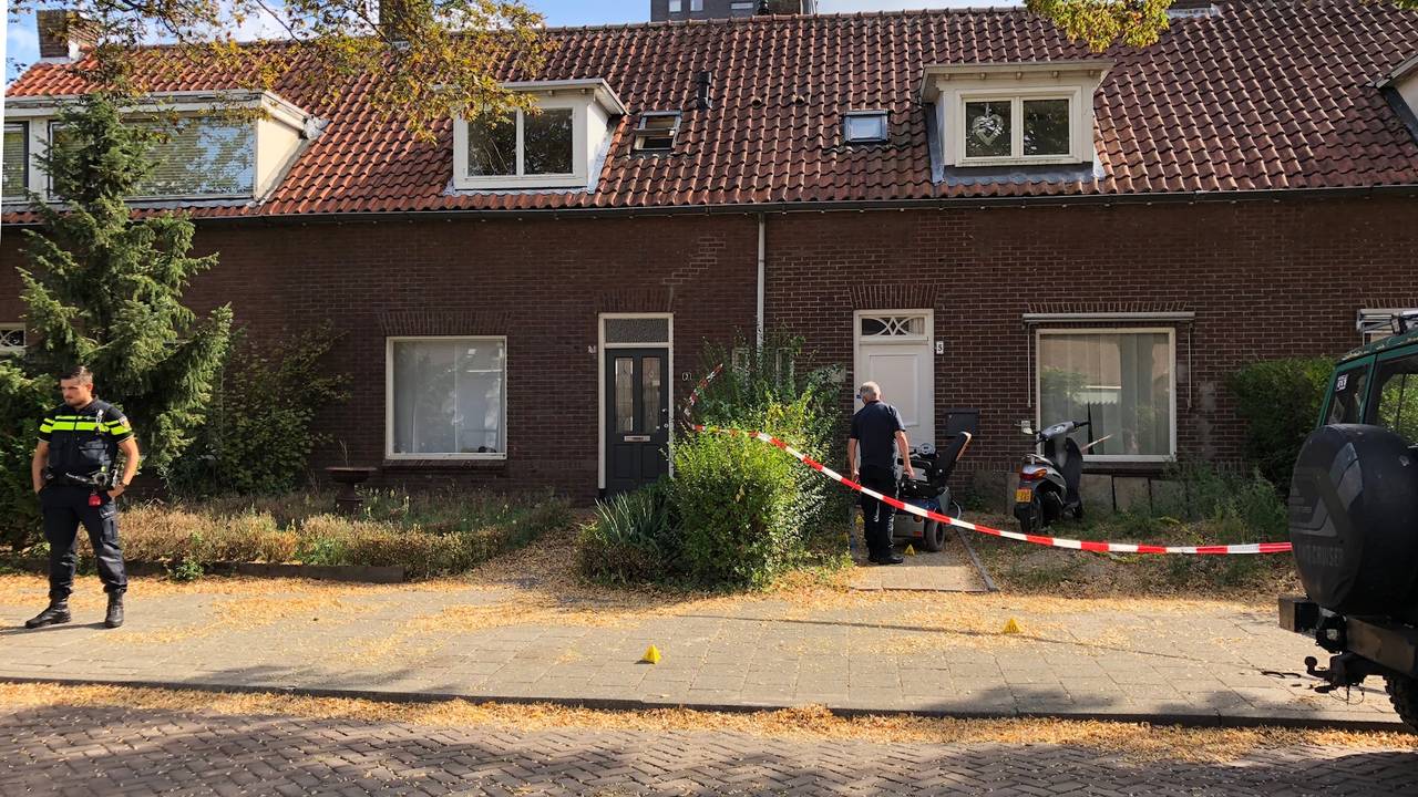 Politieonderzoek bij het huis waar de man is neergstoken (Foto: René van Hoof)