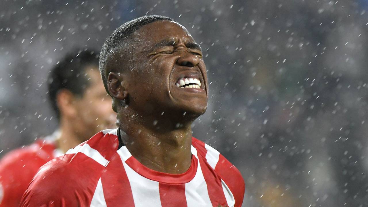 Steven Bergwijn keert geblesseerd terug bij PSV (foto: VI Images).