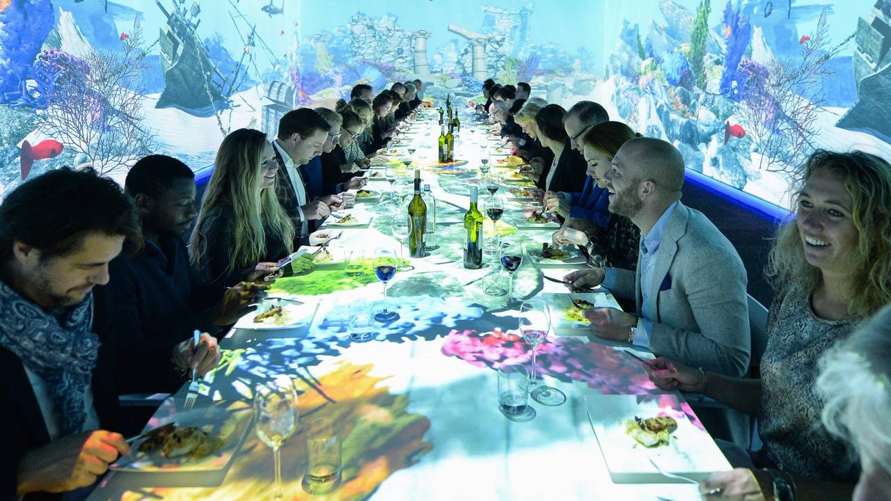 Eten tussen de projecties. (Foto: Dinner in Motion)