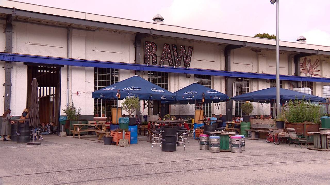 De ober van RAW schreef 'wat een kutleven' op een bonnetje.