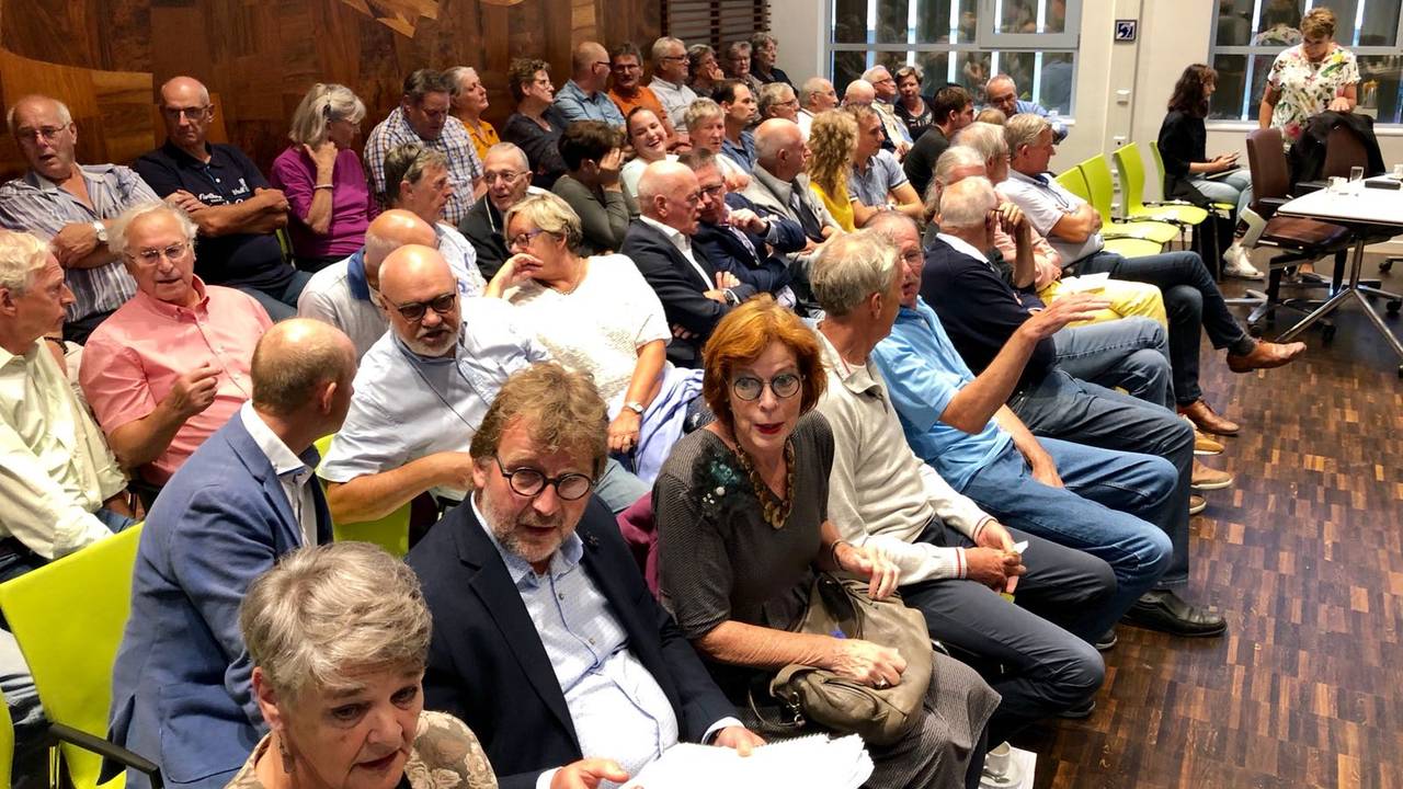 De tribune zit helemaal vol (foto: Birgit Verhoeven).