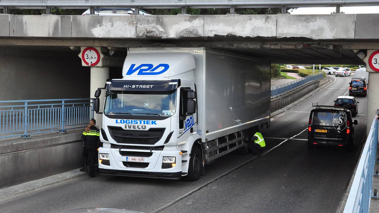 De wagen zit muurvast. (Foto: Erik Haverhals/ FPMB)