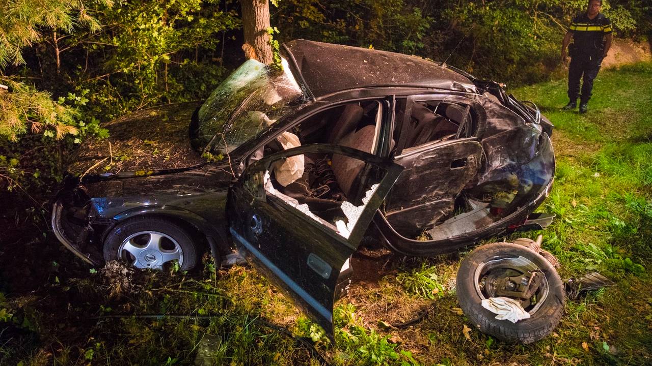 De auto werd eerst gelanceerd en knalde vervolgens tegen een boom. (Foto: Sem van Rijssel)