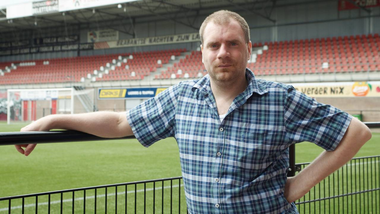 Valentijn Valentijn in het stadion van Helmond Sport (foto: OrangePictures).