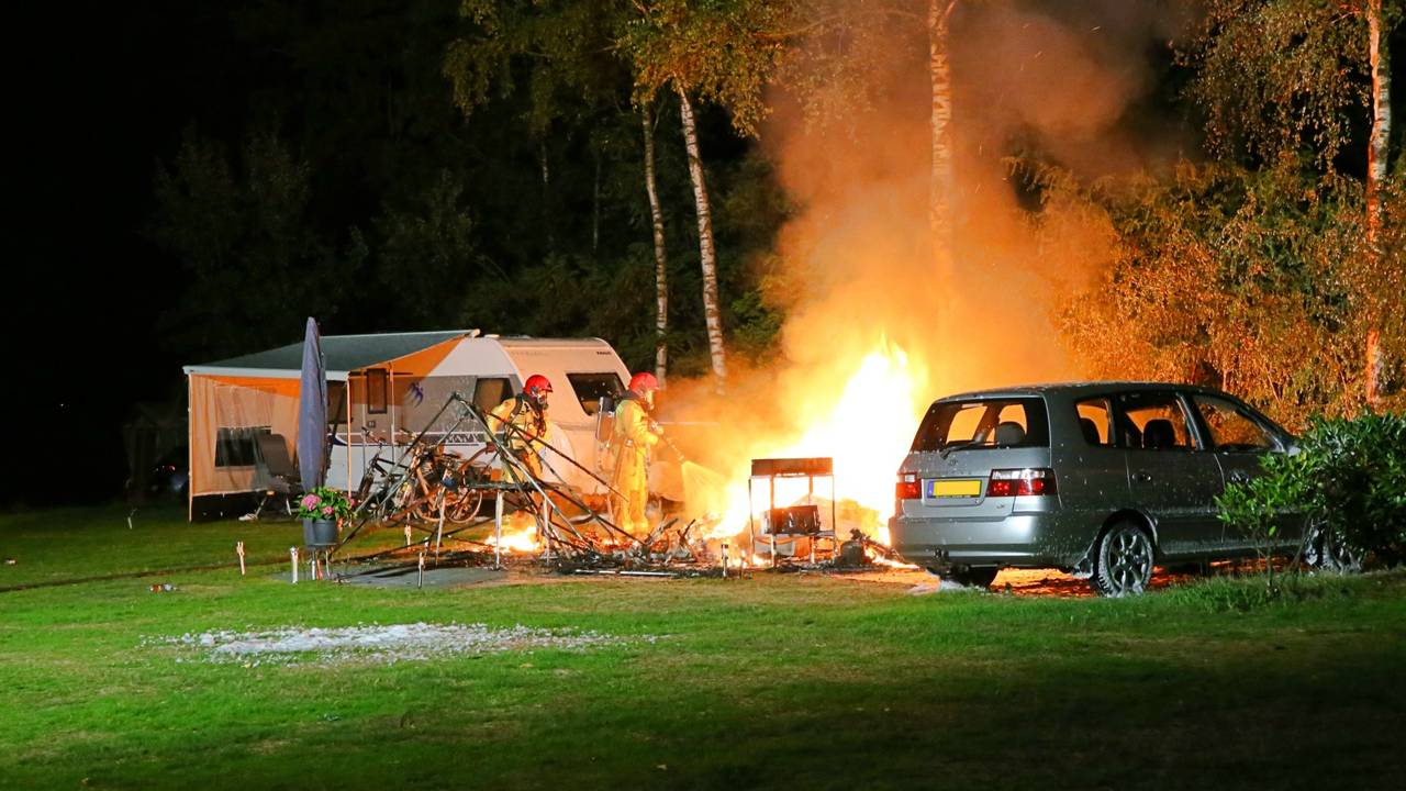 De brandweer bluste het vuur. (Foto: Berry van Gaal/SQ Vision)