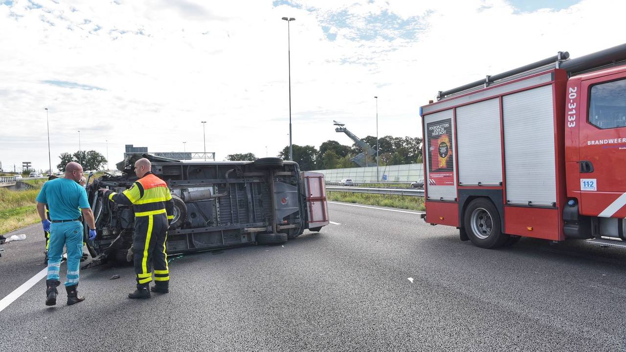 De camper belandde op de zijkant. (Foto: Tom van der Put/SQ Vision)