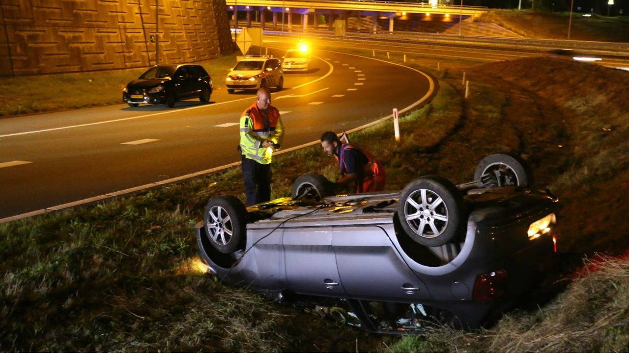 De afrit werd vanwege het ongeluk afgesloten. (Foto: Bart Meesters)