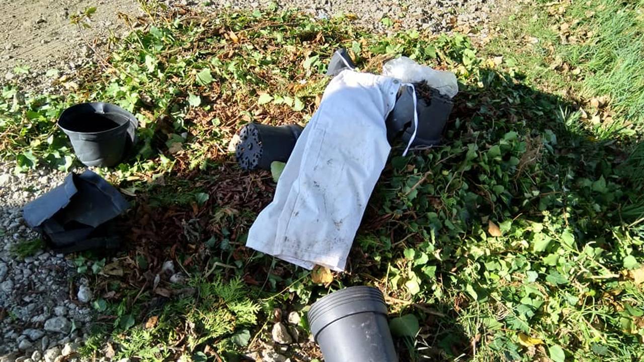 Groeiende irritatie over alle troep die in de Brabantse natuur gedumpt wordt. (Foto: Carin Bakker)
