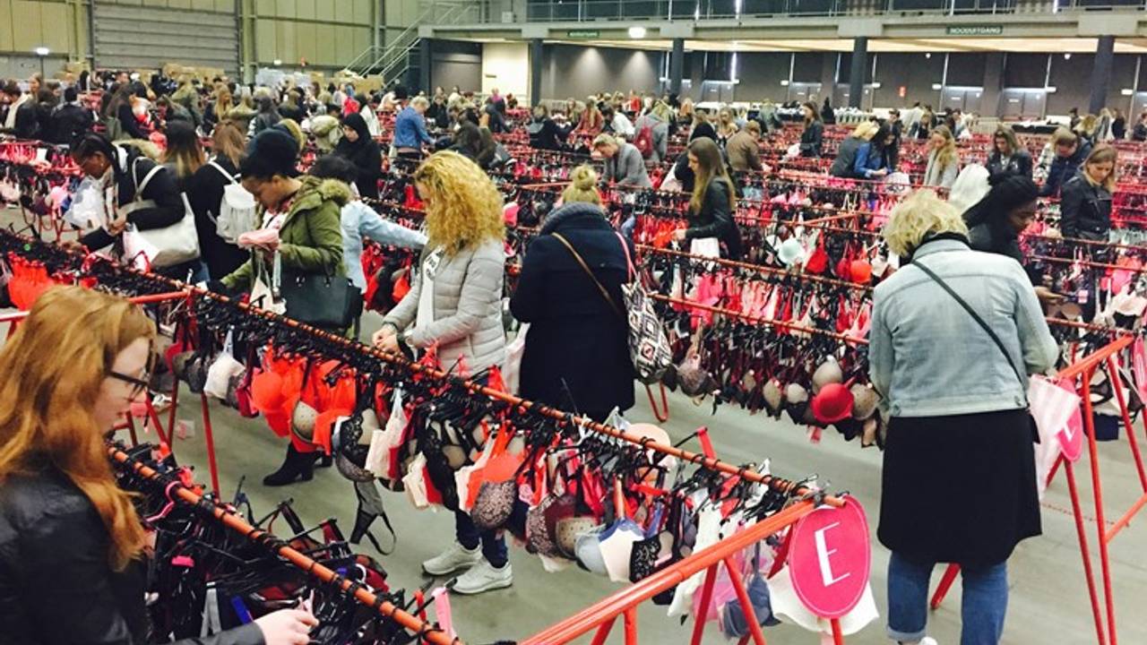 Vrouwen neuzen tussen de lingerie tijdens de fabrieksverkoop vorig jaar (foto: archief).