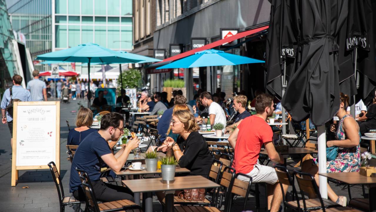 Genieten van het weer op het terras (foto: Kevin Cordewener).