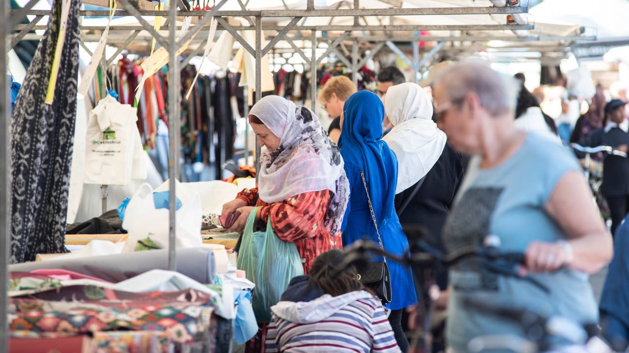 gek geworden Bloesem Verslinden Op de weekmarkt mogen ook weer kleding en bloemen worden verkocht - Omroep  Brabant