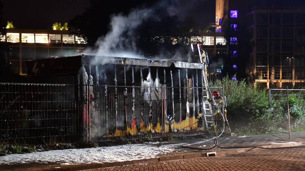 De brandweer bij de uitgebrande container. (Foto: SQ Vision)