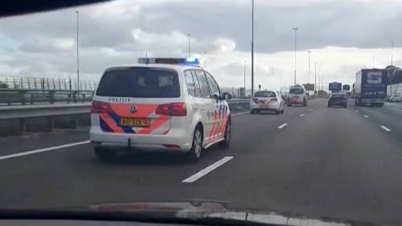 De politie achtervolgt met meerdere auto's het verdachte voertuig op de A16