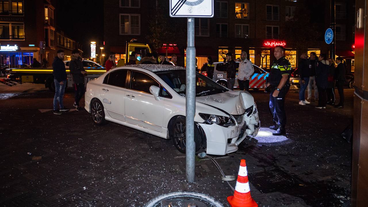 De auto raakte - net als de gevel - zwaar beschadigd. (Foto: Jack Brekelmans)