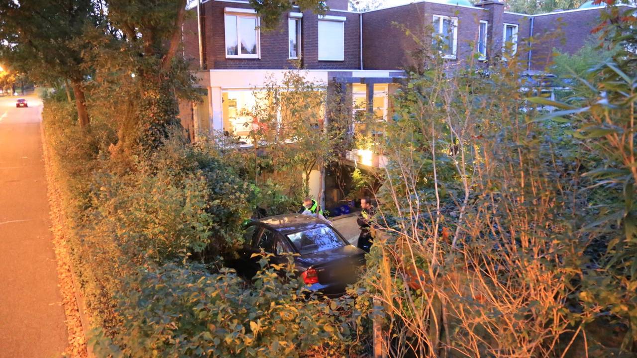 De auto belandde in de achtertuin. (Foto: Harry Grijseels)