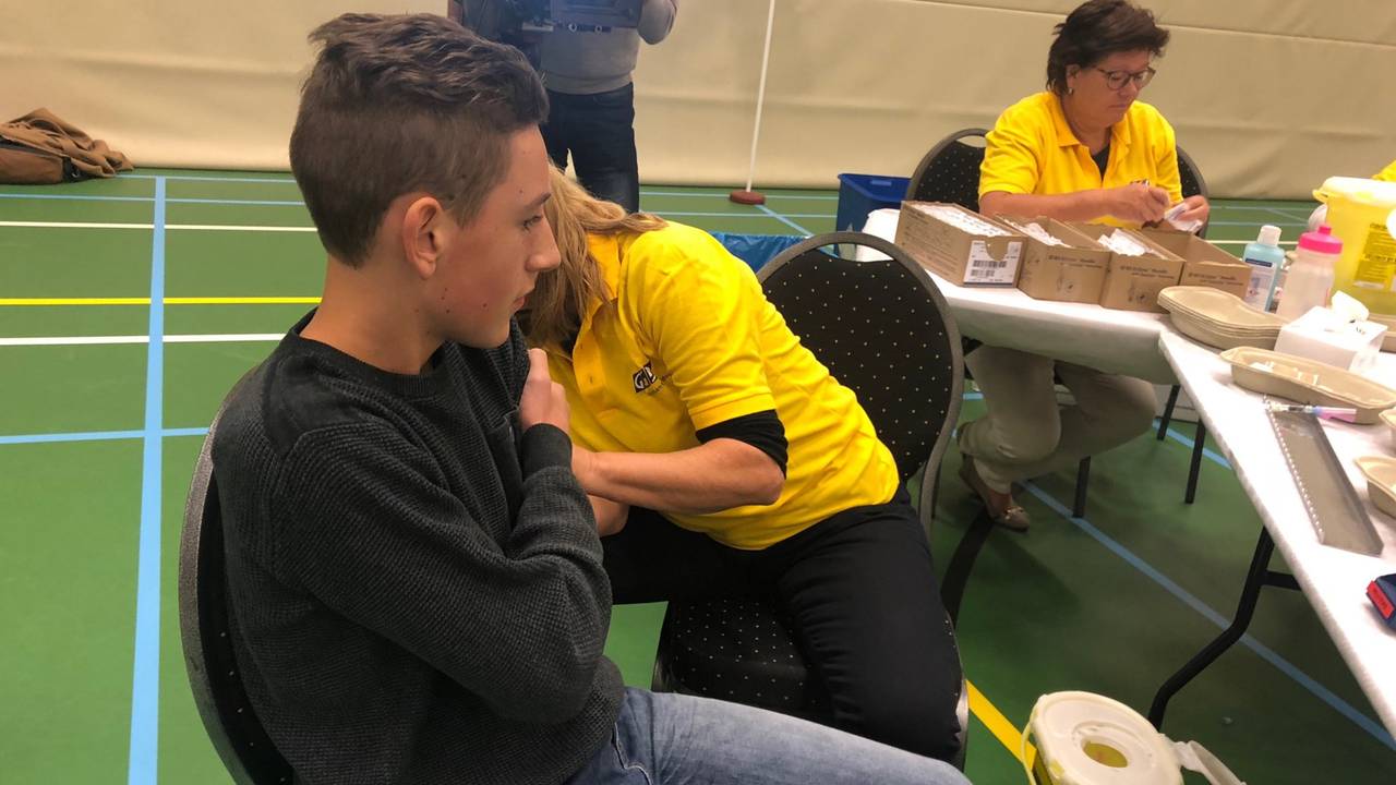 De pubers worden ingeënt tegen de meningokokkenziekte (foto: Rene van Hoof)