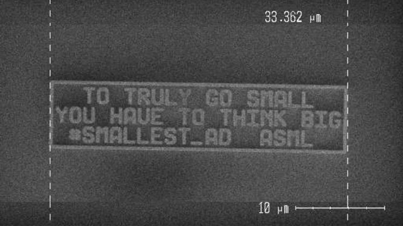 De advertentie is kleiner dan één haar (foto: ASML).