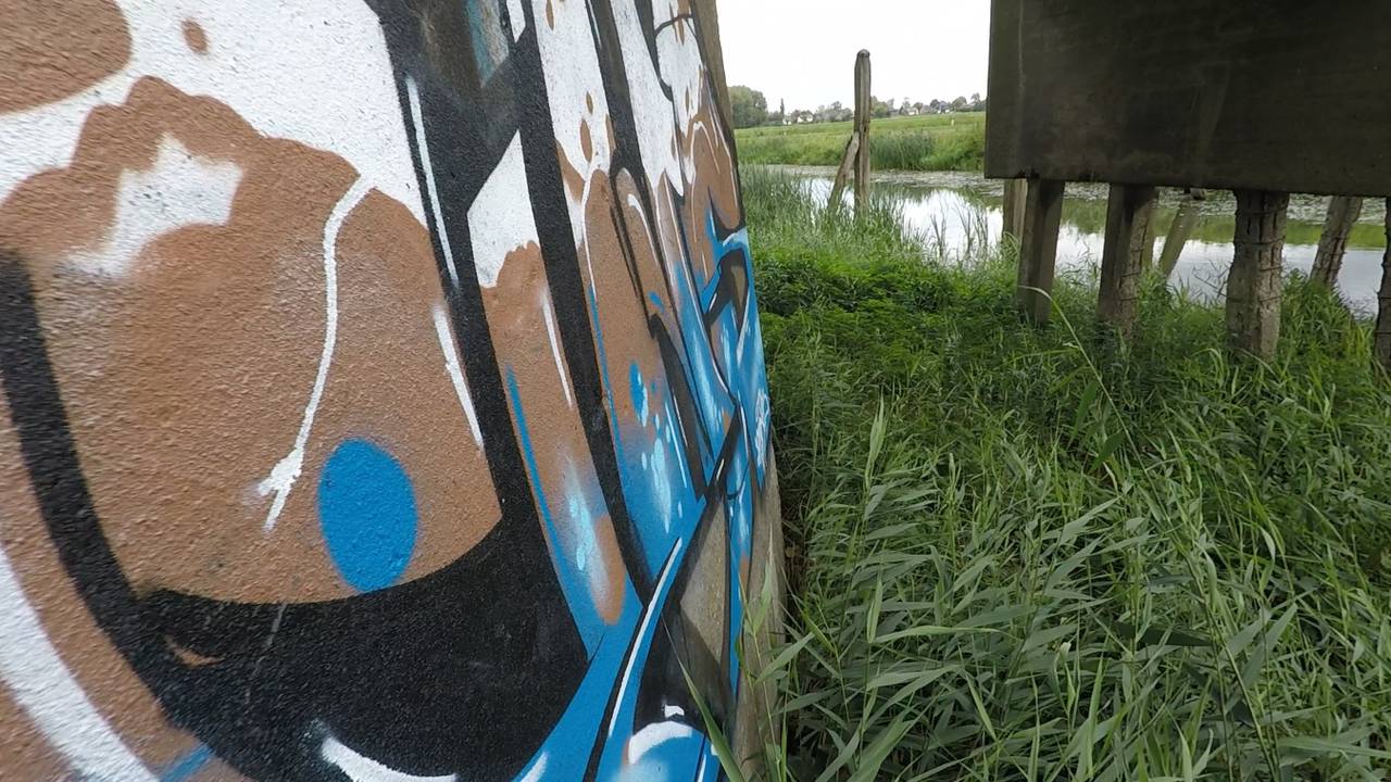 De bekladding van het historisch bruggetje (foto: Rob Bartol).