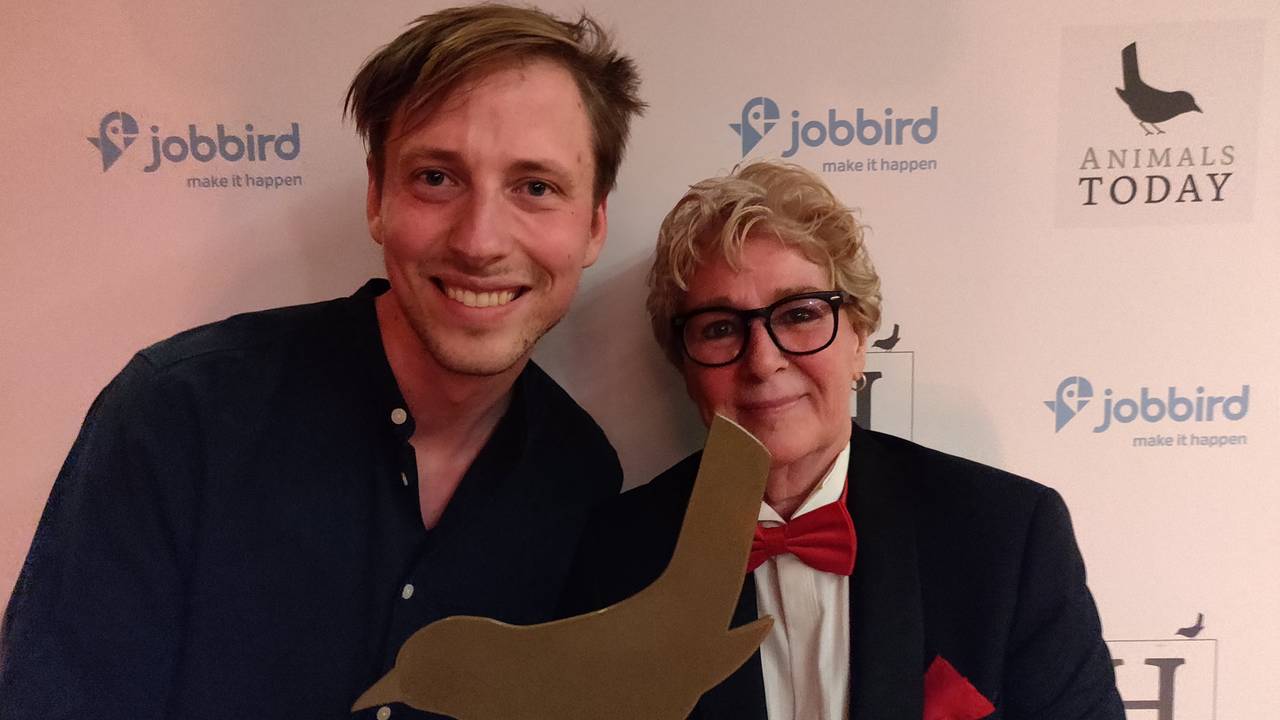 Joris van Egmond en Margreet Steendijk met De Gouden Vogel