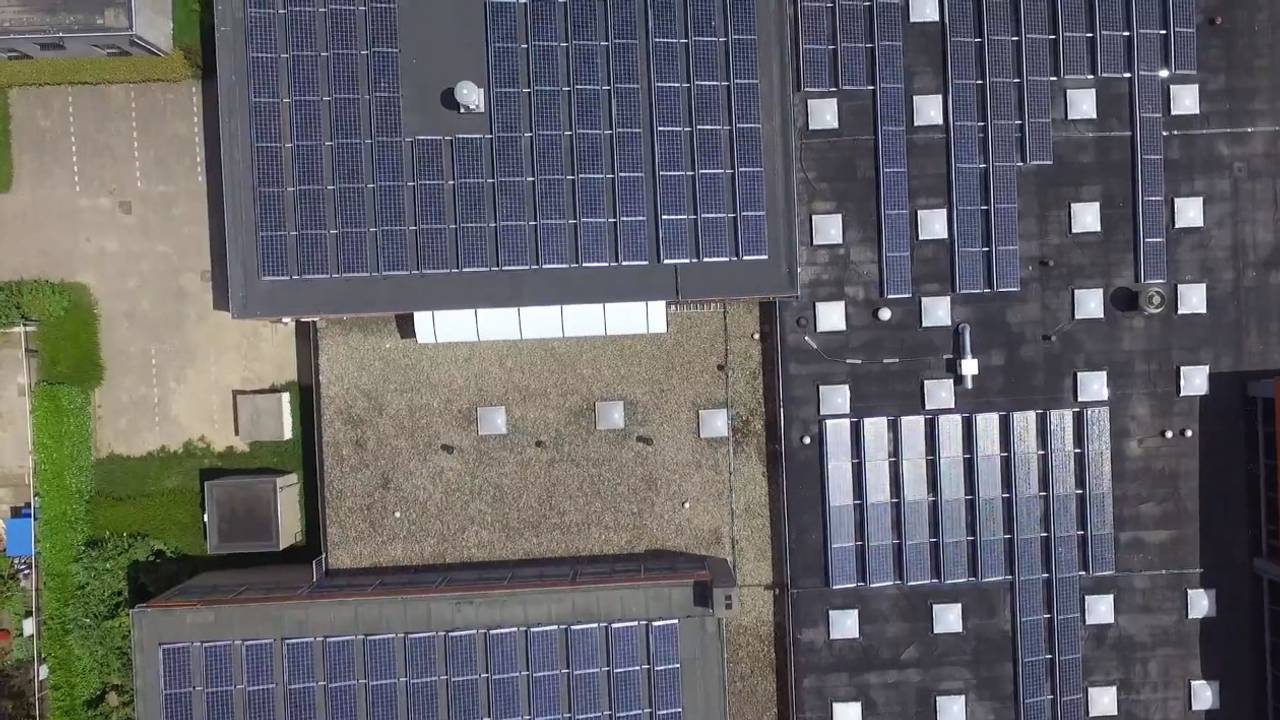 Dak van het Altena College in Sleeuwijk is één groot zonnepanelen (power) park