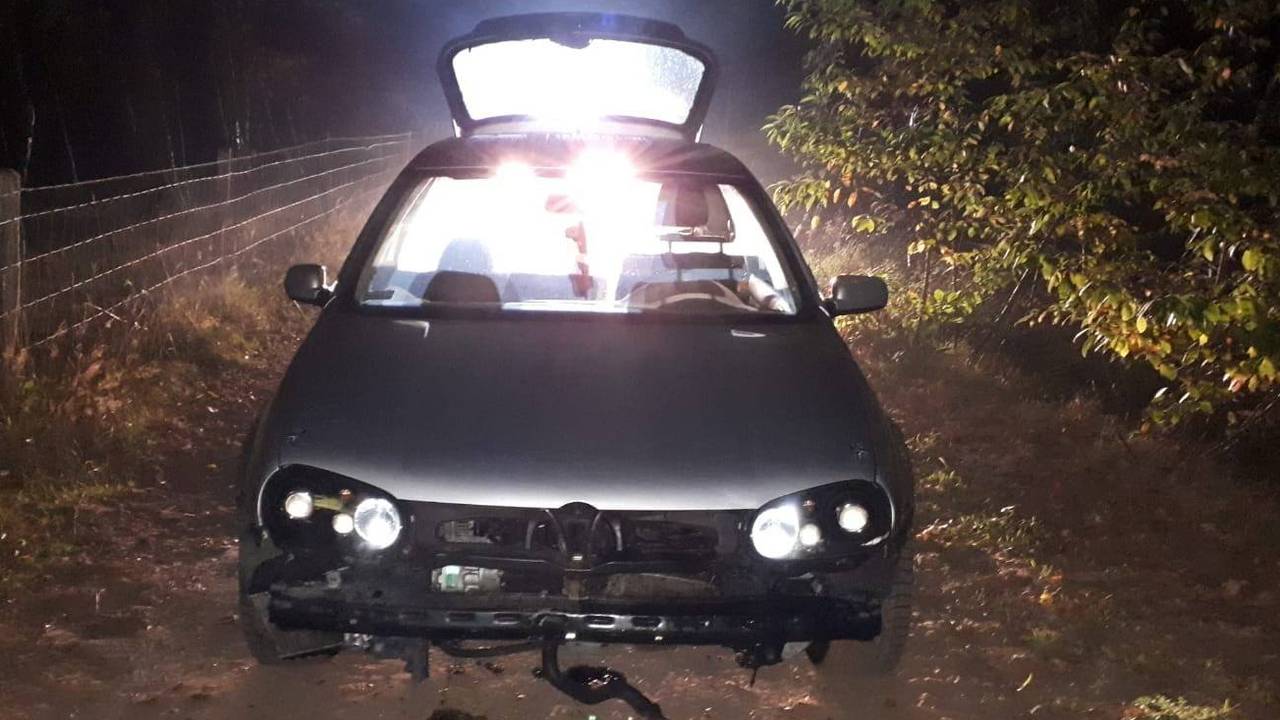 De auto is flink beschadigd na de achtervolging. Foto: Politie
