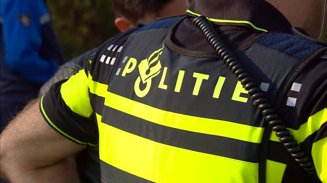 Wilde achtervolging eindigt in botsing tussen politieauto en scooter.