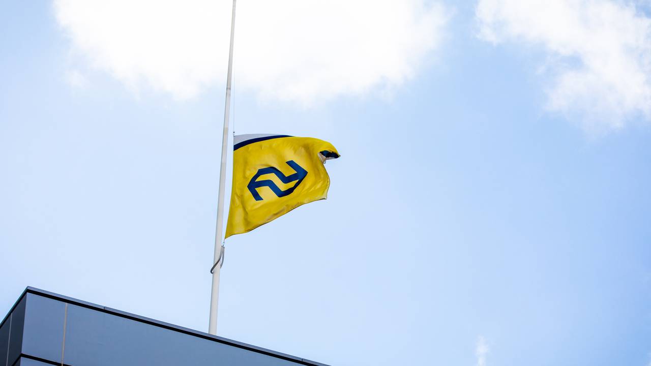Bij de NS hing de vlag donderdag half stok. (Foto: ANP)