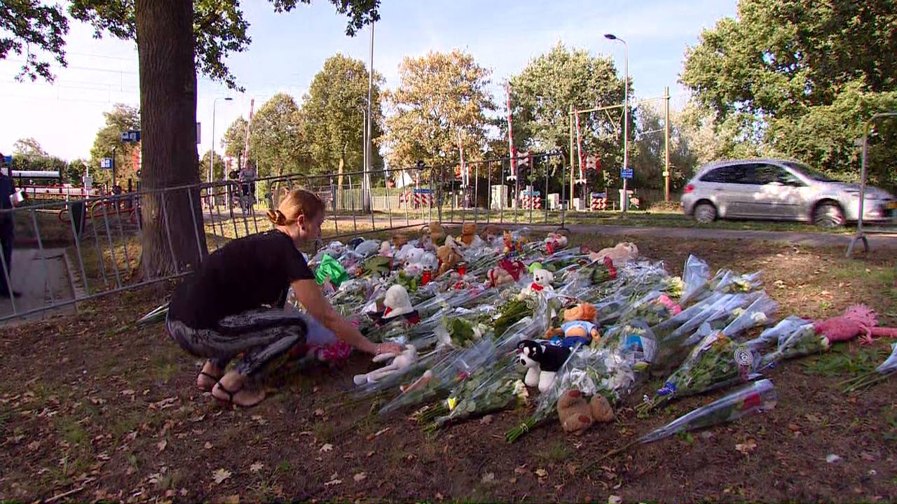 Een bloemenzee bij de plek van het ongeval.