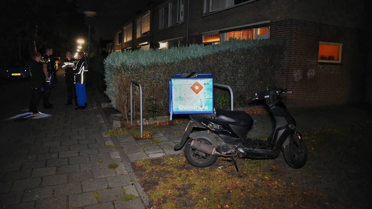 Pizzabezorgster van de sokken gereden in Oisterwijk (Foto: Toby de Kort)