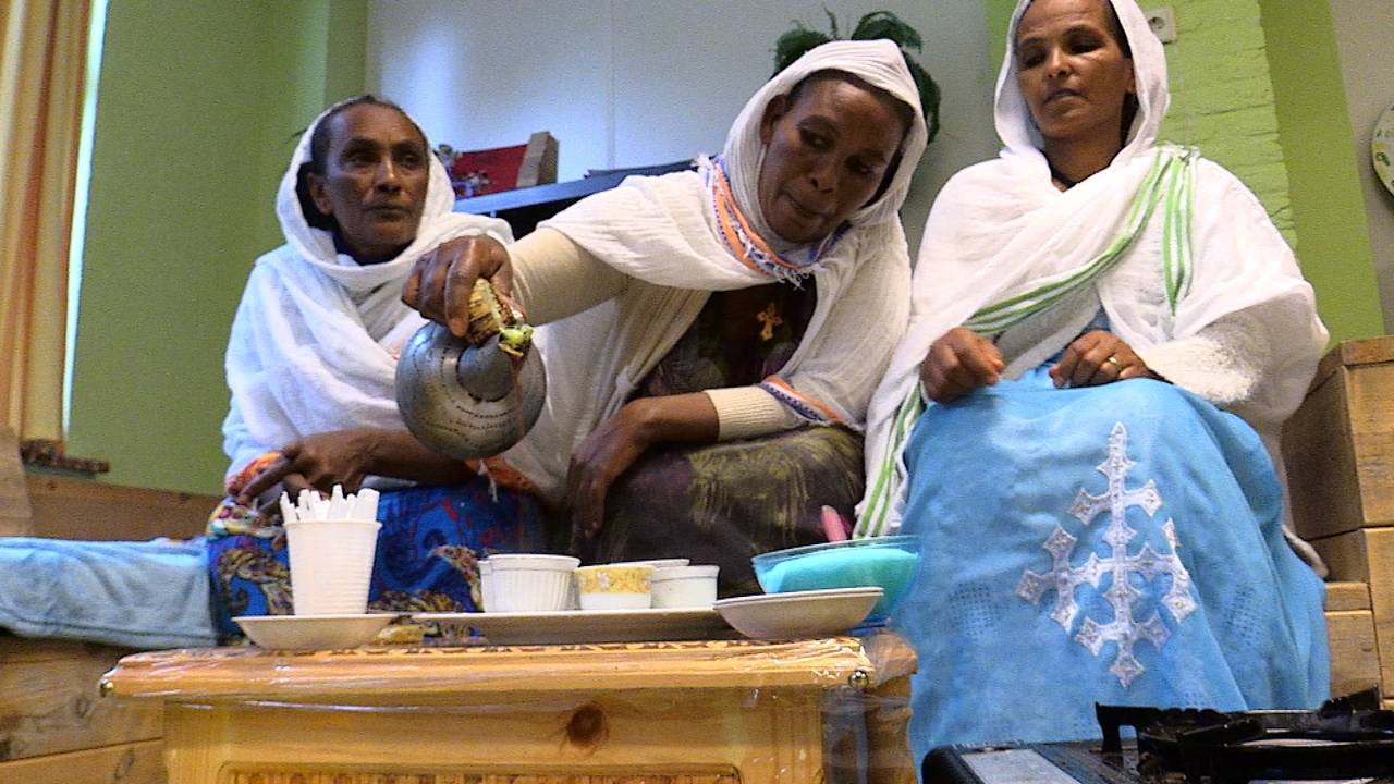 Eritrese vrouwen zetten op traditionele wijze koffie.