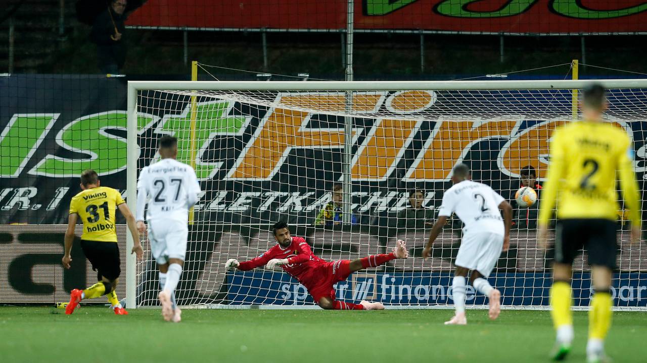 Benjamin van Leer is kansloos bij een strafschop van VVV. (Foto: VI Images)