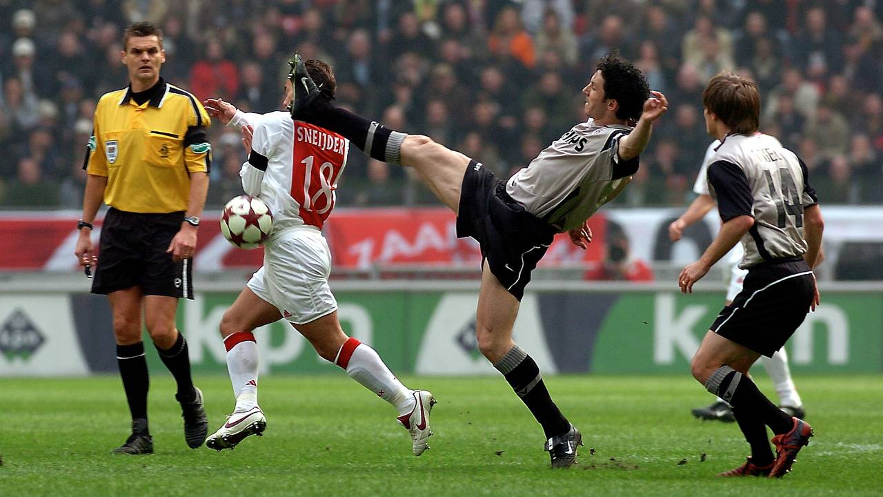 Mark van Bommel in actie tijdens de wedstrijd waarin hij een hattrick maakte (foto: VI Images).