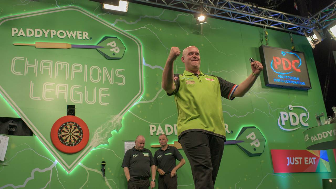 Michael van Gerwen is blij met zijn zege in de Champions League. (Foto: VI Images)