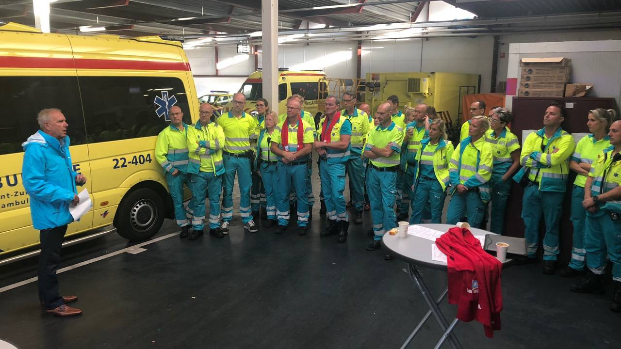 De vakbond FNV spreekt het actievoerende ambulancepersoneel toe in Helmond