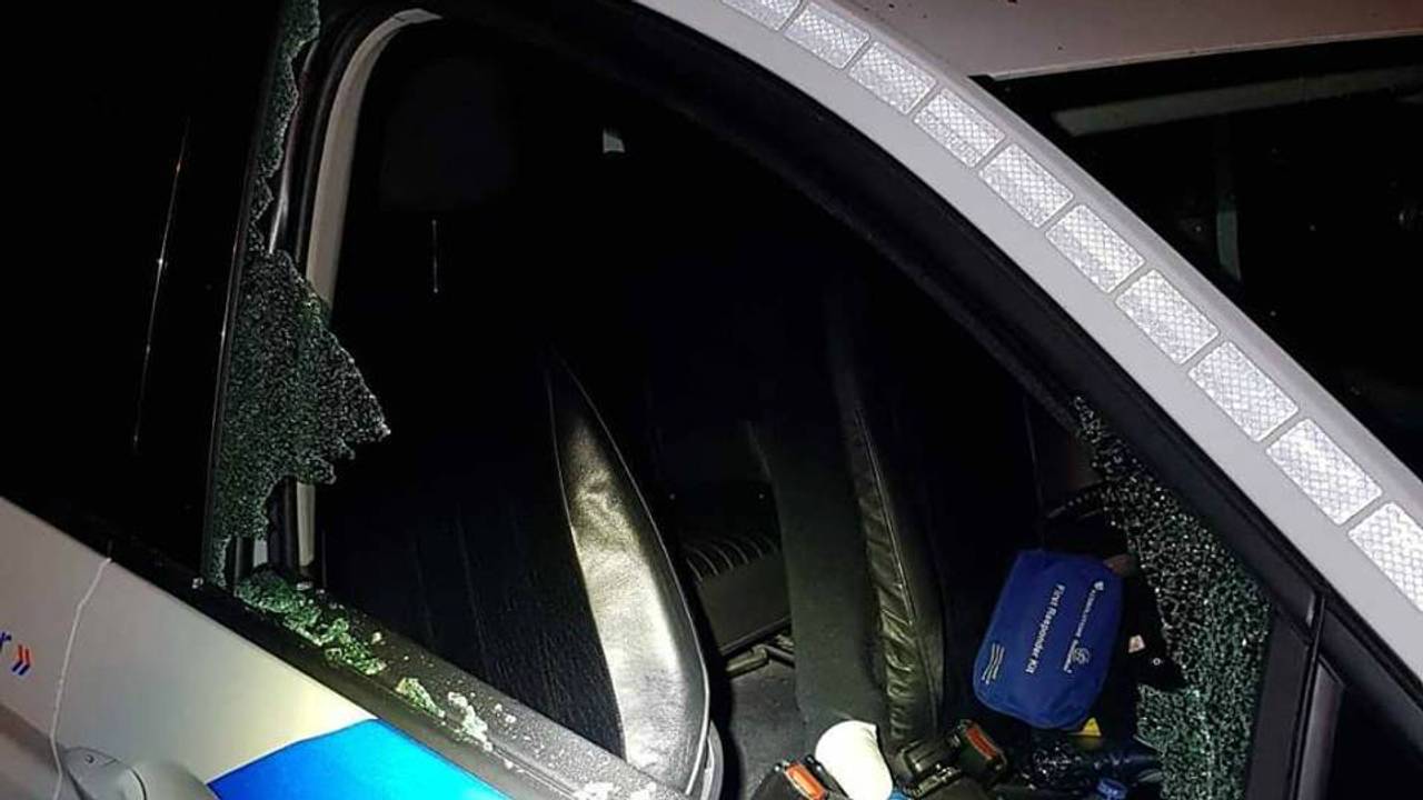 Een ruit van de politieauto was ingegooid. (Foto: politie Veldhoven-Waalre)