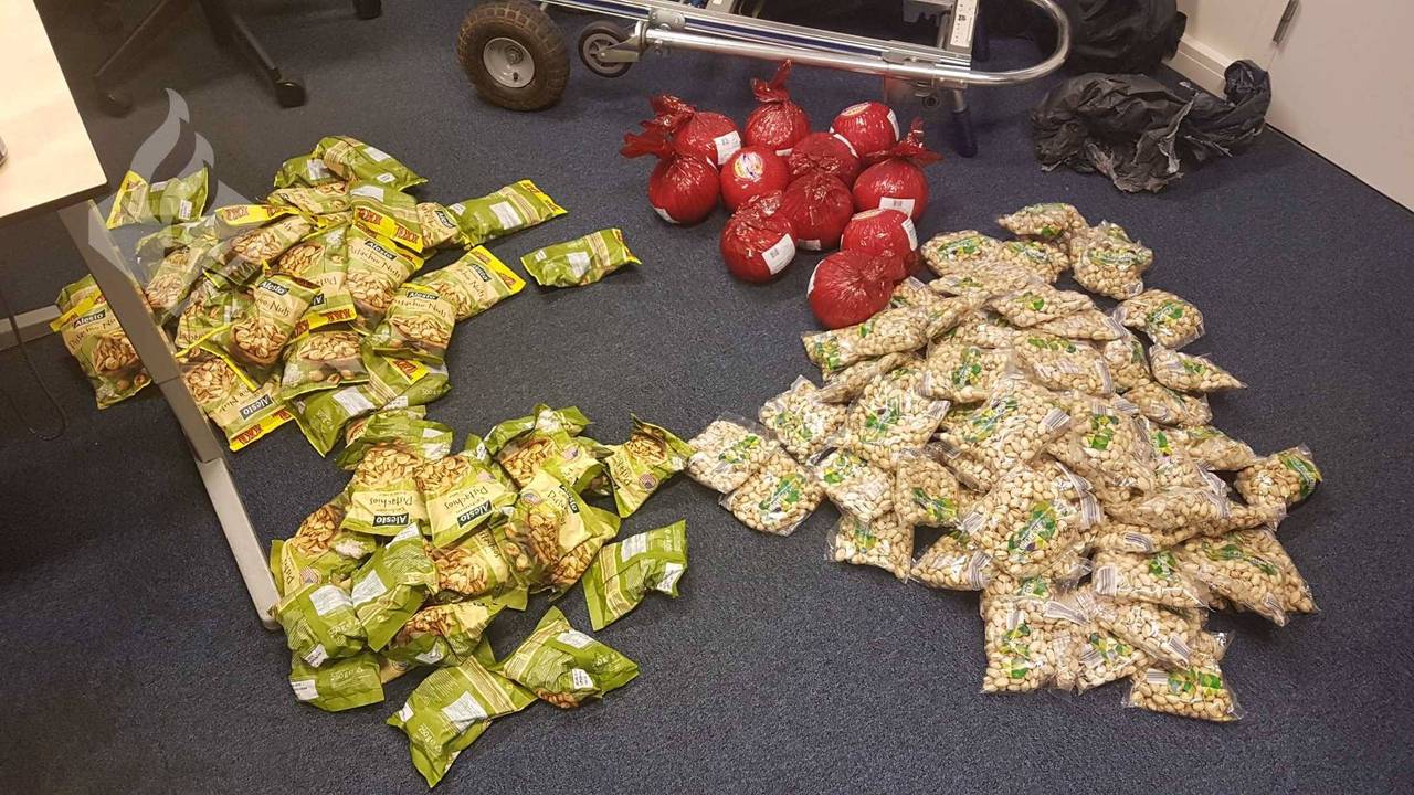 De nootjes zijn vermoedelijk gestolen. (Foto: politie Veghel)