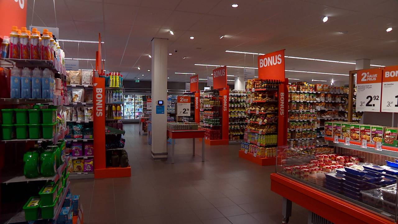 De verlichting in de supermarkt is minder fel (foto: Raymond Merkx).
