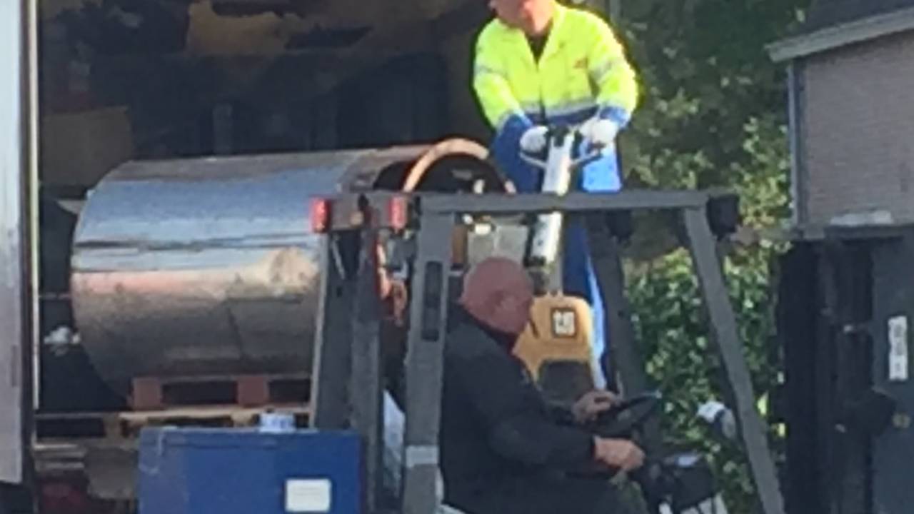 Een van de vaten van het drugslab wordt afgevoerd. (foto:Willem-Jan Joachems)