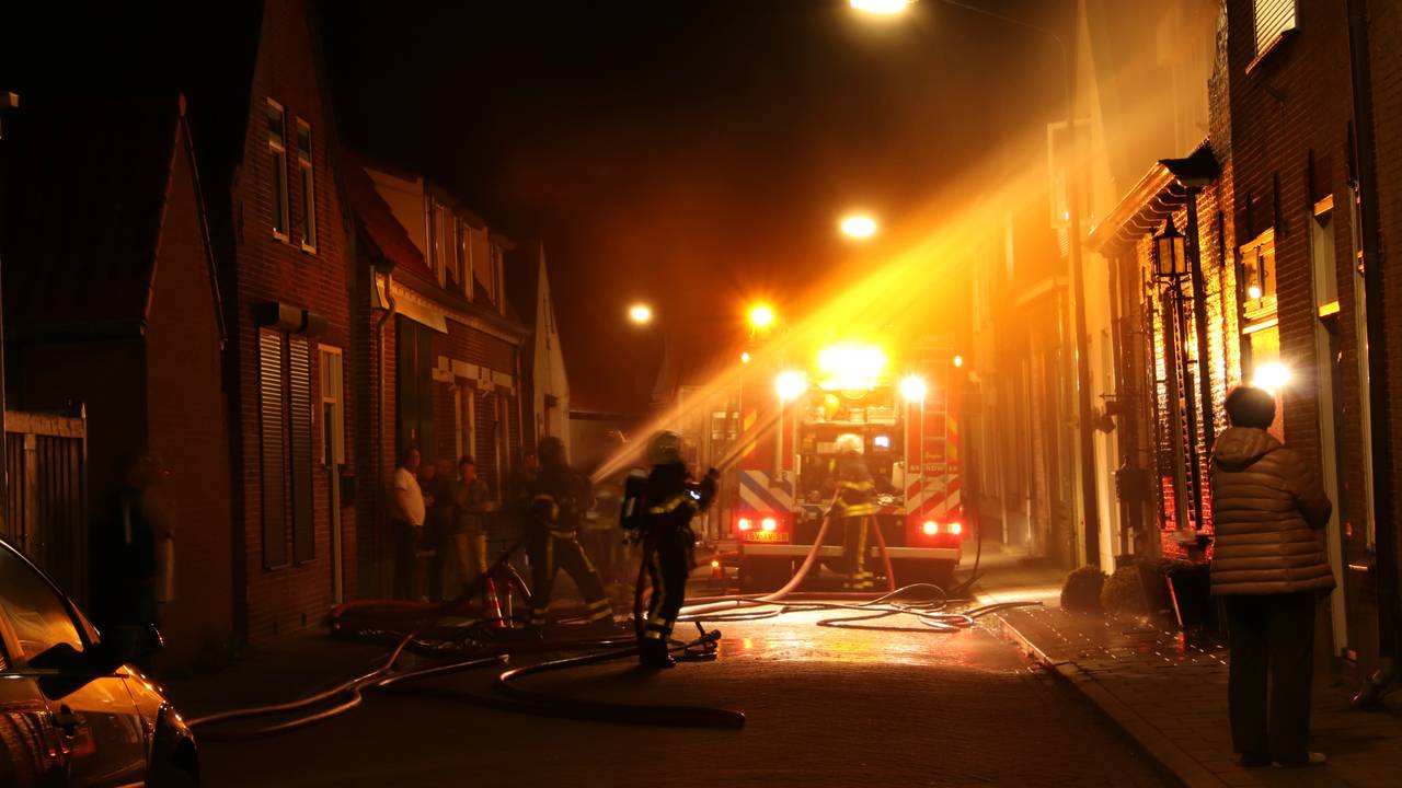 De brandweer bestreed het vuur. (Foto: Danny van Schijndel)