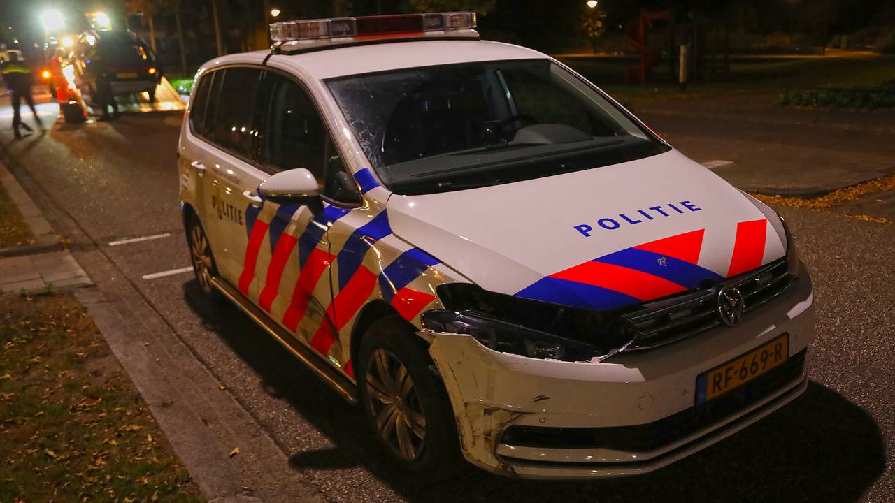 Bij de achtervolging raakten de auto van de verdachten en een politieauto beschadigd. (Foto: SQ Vision)