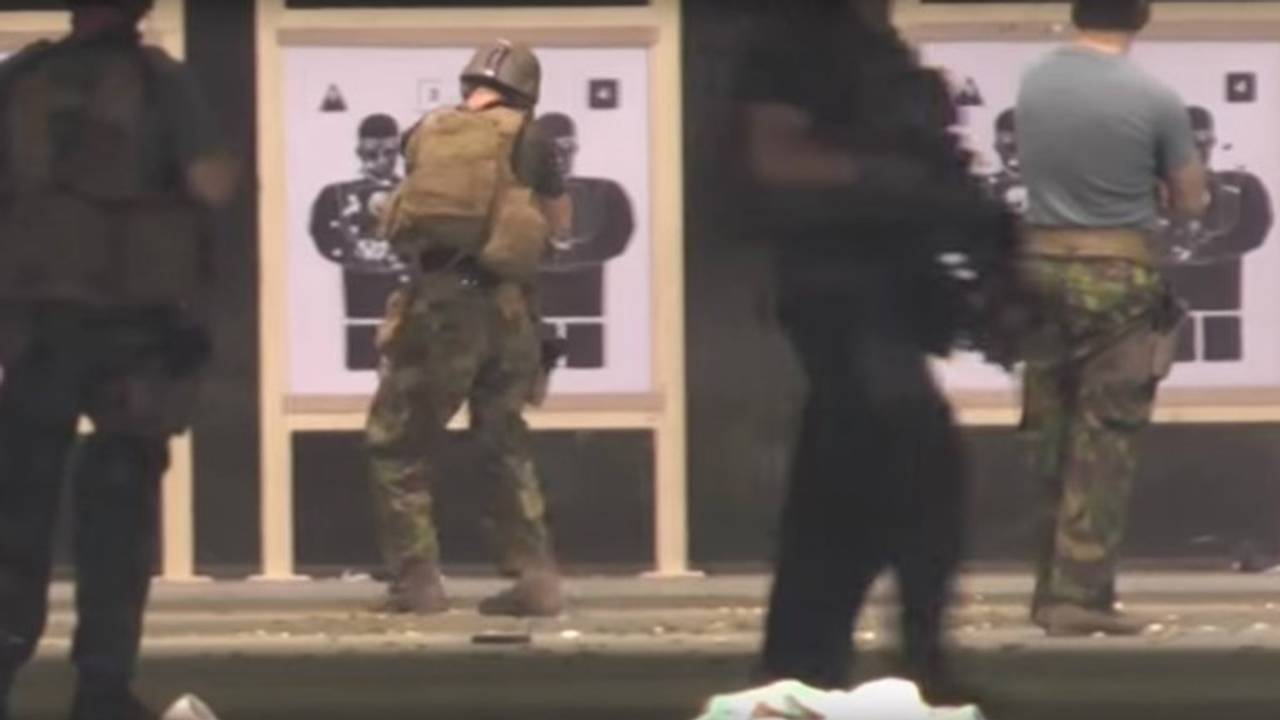 De defensiewaakhond onderzoekt of de schietbaan veilig is.