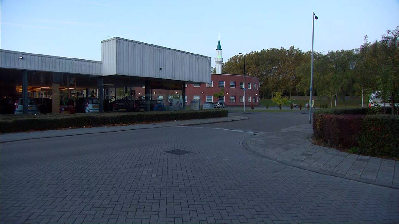 Op deze plek zou gisteravond, na een botsing tussen een scooter en een auto, geschoten zijn. (foto: Eva de Schipper)