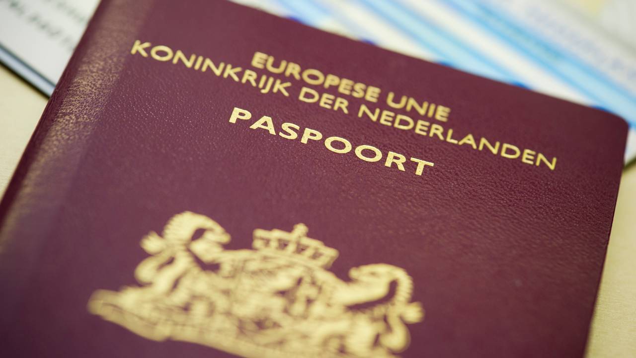 Een 'X' komt in het paspoort van Leonne. (Foto: ANP)