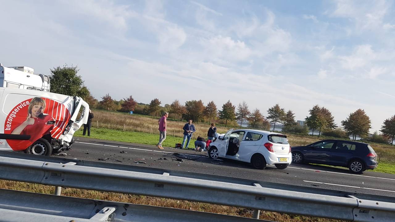 A73 tijdelijk gesloten in verband met aanrijding (foto: SK-Media).