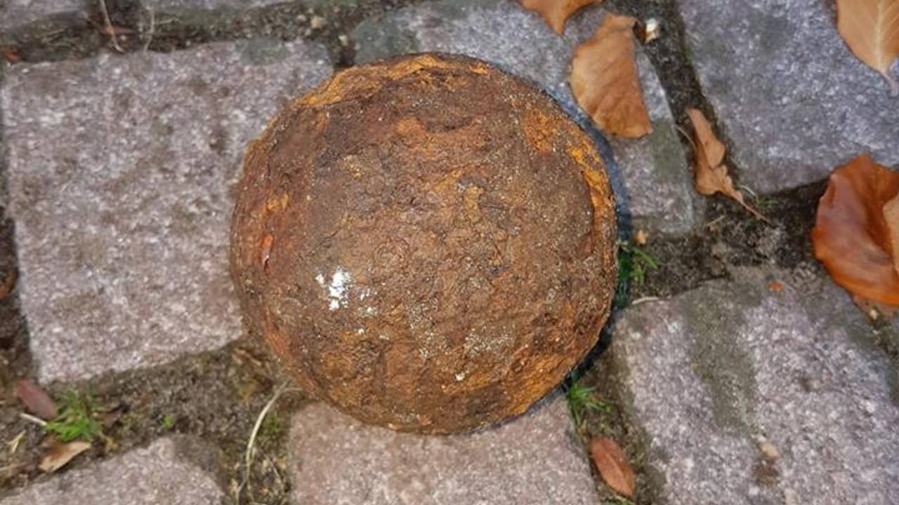 In Bergen op Zoom is een kanonskogel uit de zeventiende of achttiende eeuw gevonden. Foto: Facebook/Politie.