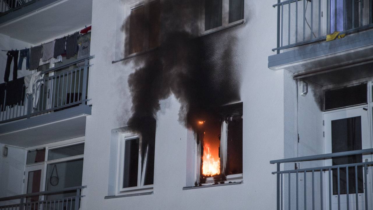 Bij de brand komt veel rook vrij. (foto: Jack Brekelmans/Persburo BMS)